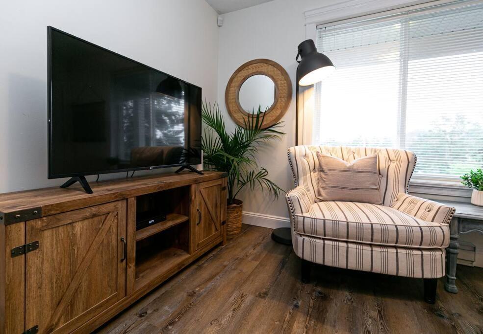 Cozy Renovated Oasis W Private Terrace & Parking Villa Victoria Exteriör bild